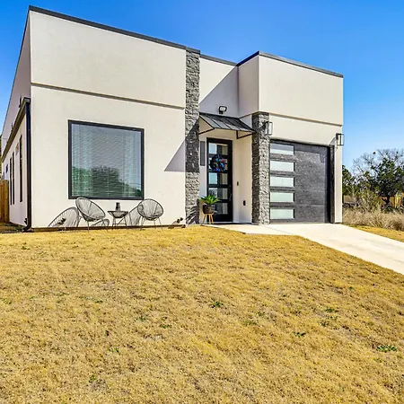 Walk To Lake Modern Pet-Friendly Home In Granbury